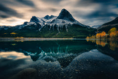 Wall mural Autumn reflection – fototapet med unikt motiv som skapar en inspirerande fondvägg