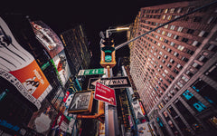 Wall mural NYC nights – fototapet med unikt motiv som skapar en inspirerande fondvägg