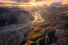 Wall mural Golden hour (Iceland Highland Mountain View) – fototapet med unikt motiv som skapar en inspirerande fondvägg