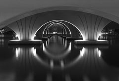 Wall mural Bridge Reflections – fototapet med unikt motiv som skapar en inspirerande fondvägg