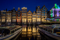Wall mural Damrak Amsterdam – fototapet med unikt motiv som skapar en inspirerande fondvägg