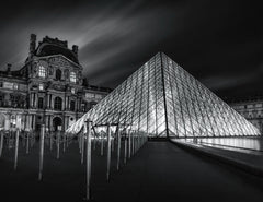 Wall mural Louvre at Night – fototapet med unikt motiv som skapar en inspirerande fondvägg