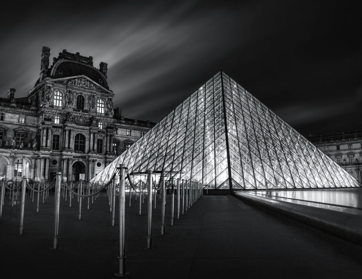 Louvre om natten