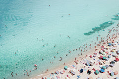 Wall mural Busy Beach – fototapet med unikt motiv som skapar en inspirerande fondvägg