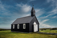 Wall mural Black Church in Iceland – fototapet med unikt motiv som skapar en inspirerande fondvägg
