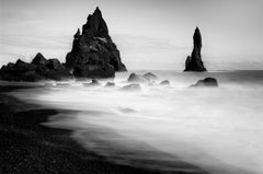 Wall mural Black sand – fototapet med unikt motiv som skapar en inspirerande fondvägg