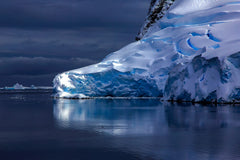 Wall mural The Silent Blue Icebergs in Antarctica – fototapet med unikt motiv som skapar en inspirerande fondvägg