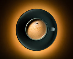 Wall mural Coffee eclipse – fototapet med unikt motiv som skapar en inspirerande fondvägg