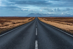 Wall mural On the road – fototapet med unikt motiv som skapar en inspirerande fondvägg
