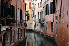 Wall mural Venice Streets – fototapet med unikt motiv som skapar en inspirerande fondvägg