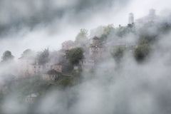 Wall mural Through the Mist – fototapet med unikt motiv som skapar en inspirerande fondvägg