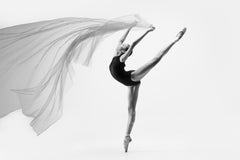 Wall mural Flying Cloth Ballerina – fototapet med unikt motiv som skapar en inspirerande fondvägg