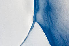 Wall mural White and Blue – fototapet med unikt motiv som skapar en inspirerande fondvägg