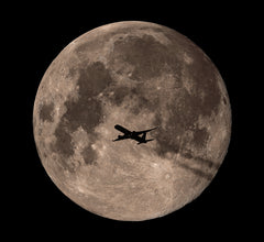 Wall mural Passing Through Full Moon – fototapet med unikt motiv som skapar en inspirerande fondvägg