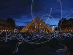 Wall mural Light painting at Louvre Museum – fototapet med unikt motiv som skapar en inspirerande fondvägg