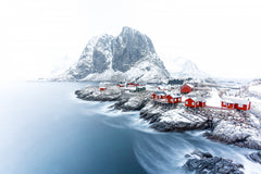 Wall mural Hamnøy at winter – fototapet med unikt motiv som skapar en inspirerande fondvägg