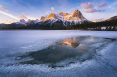 Wall mural Ha Ling Peak – fototapet med unikt motiv som skapar en inspirerande fondvägg
