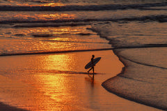 Wall mural The Sunset Surfer – fototapet med unikt motiv som skapar en inspirerande fondvägg