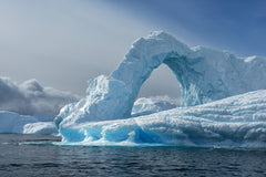 Wall mural Delicate Arch in Antarctica – fototapet med unikt motiv som skapar en inspirerande fondvägg