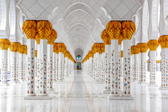 Wall mural Under the gaze of Allah – fototapet med unikt motiv som skapar en inspirerande fondvägg