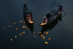 Wall mural give light and people will find the way – fototapet med unikt motiv som skapar en inspirerande fondvägg