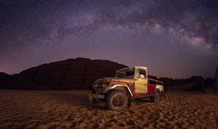Wall mural Car under the Milkyway galaxy – fototapet med unikt motiv som skapar en inspirerande fondvägg