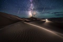 Wall mural Desert meteor shower – fototapet med unikt motiv som skapar en inspirerande fondvägg