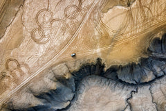 Wall mural The traces II – fototapet med unikt motiv som skapar en inspirerande fondvägg