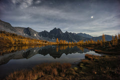 Wall mural Night of autumn – fototapet med unikt motiv som skapar en inspirerande fondvägg
