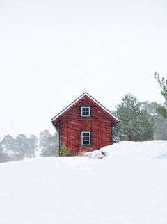 Wall mural Old red house during snowstorm – fototapet med unikt motiv som skapar en inspirerande fondvägg