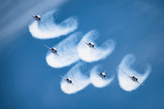 Wall mural Flying team – fototapet med unikt motiv som skapar en inspirerande fondvägg