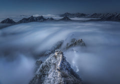 Wall mural Flowing clouds pass over the Jian Kou Great Wall – fototapet med unikt motiv som skapar en inspirerande fondvägg