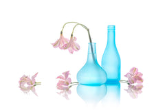 Wall mural Pretty Peruvian-lily – fototapet med unikt motiv som skapar en inspirerande fondvägg