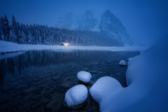 Wall mural Blue Hour Lake Louise – fototapet med unikt motiv som skapar en inspirerande fondvägg