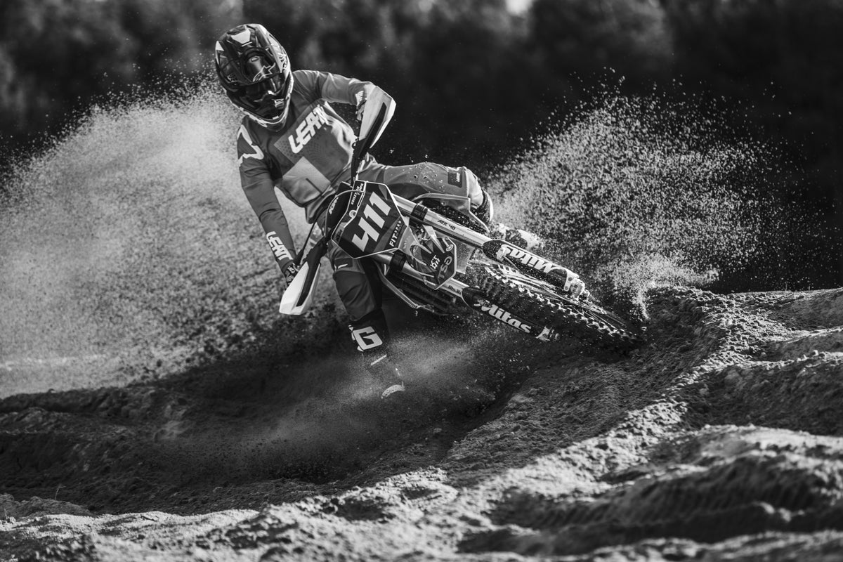 Motocross svart-hvitt - svart-hvitt actionfotografi