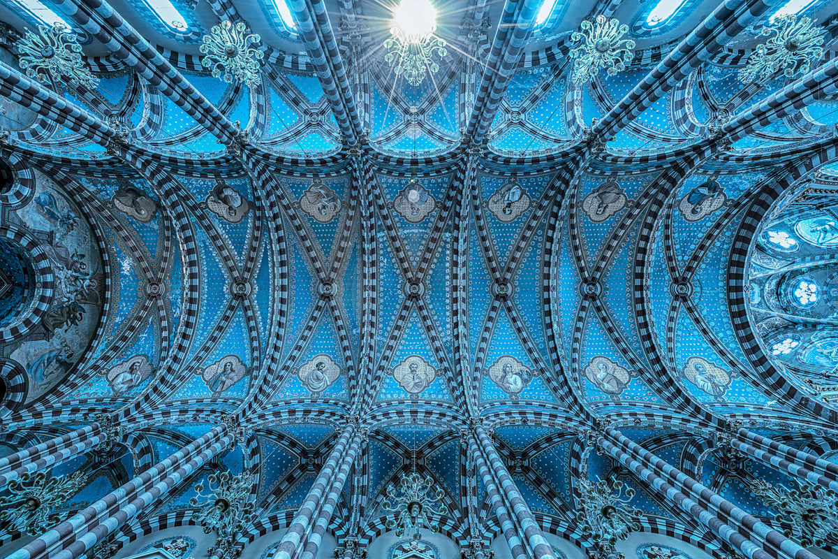 Solskinn gjennom taket på en kirke i Buenos Aires