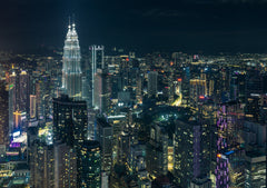 Wall mural Night in Kuala Lumpur – fototapet med unikt motiv som skapar en inspirerande fondvägg