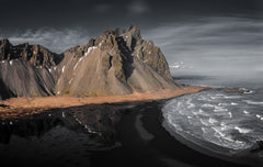 Wall mural Black sand beach – fototapet med unikt motiv som skapar en inspirerande fondvägg