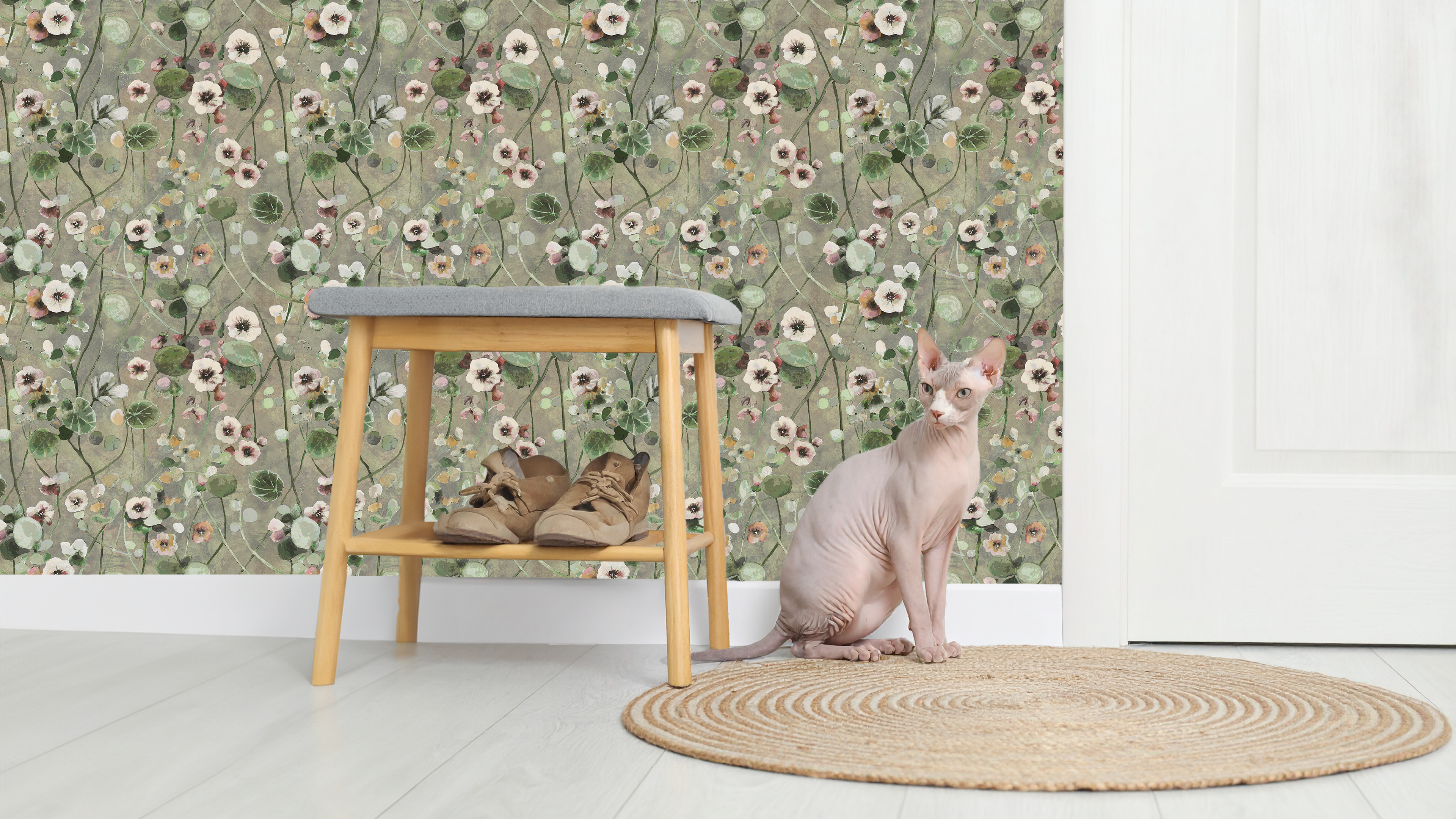 Krasse - Greyish – Handmålad tapet med levande blommor i sofistikerade grå toner