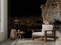Djur Eye of the tiger - Fototapet leopard vid vattenhål – fototapet med unikt motiv som skapar en inspirerande fondvägg