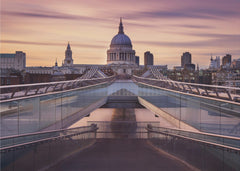 Landmarks Millennium bridge leading towards St Paul's church – kvalitetsprodukt för ett vackrare och mer hållbart hem