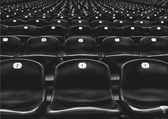 Sport Enthusiasm – Grafiskt fototapet med stadionsäten i svartvitt – fototapet med unikt motiv som skapar en inspirerande ...