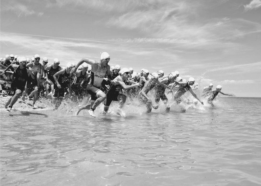 Go! - Fototapet med svart-hvitt svømmestart