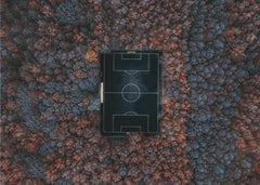 Sport Playing in the forest - Flygfoto av fotbollsplan i skog – kvalitetsprodukt för ett vackrare och mer hållbart hem