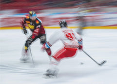 Sport Attack - Dynamiskt fototapet med ishockey och rörelse by Daniel Klement – fototapet med unikt motiv som skapar en in...