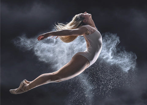 BallerinaJump - Dramatiskt fototapet med balett och hopp