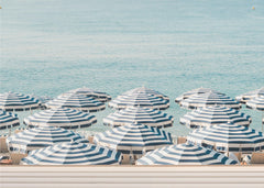 Sommar Striped Beach Umbrellas – Fototapet med stämning från Franska Rivieran – fototapet med unikt motiv som skapar en in...