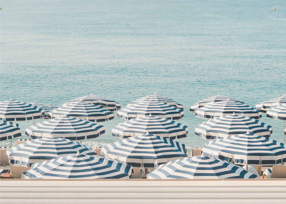 Striped Beach Umbrellas – Fototapet med sommerstemning fra Den franske riviera