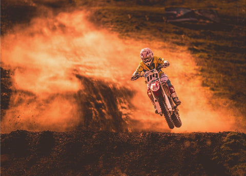 Above - Motocrossförare i spektakulärt hopp