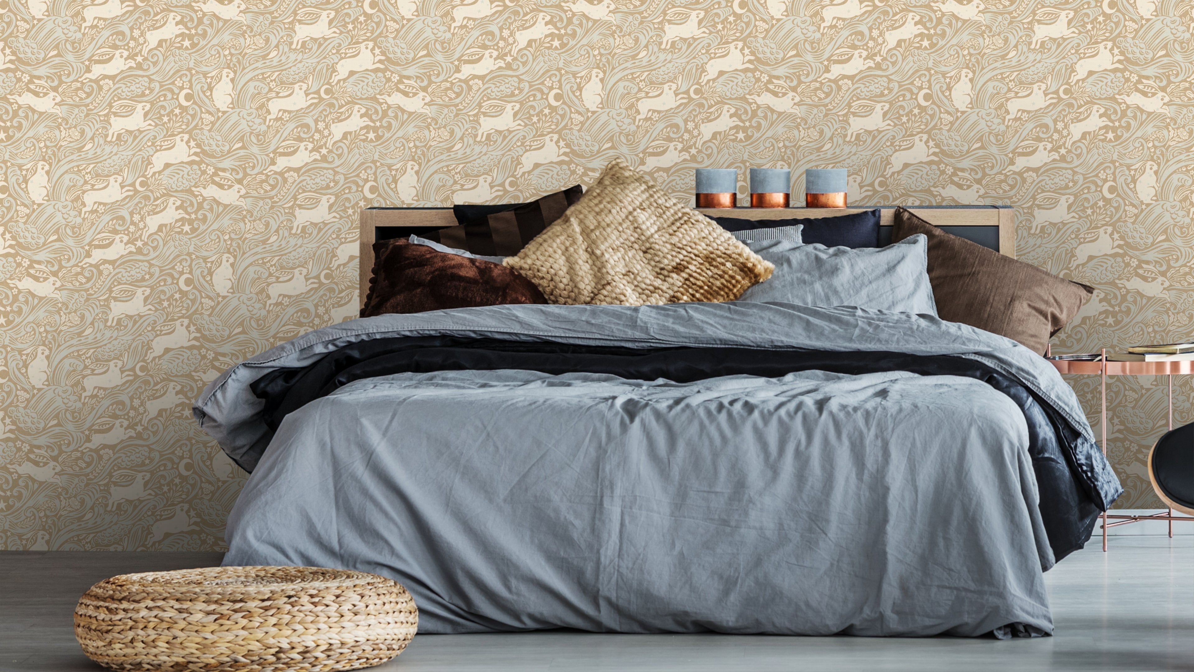 Reval Wallpaper Celestial Sea Rabbit - half drop - Sandman - Tapet med kaniner och tulpaner i varma toner – högkvalitativ ...